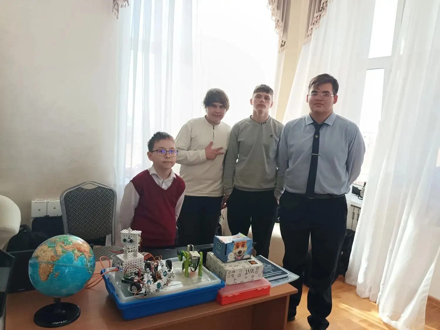Сегодня прошла районная выставка, и наши школьники ярко себя проявили! Юрченко Артём, В...