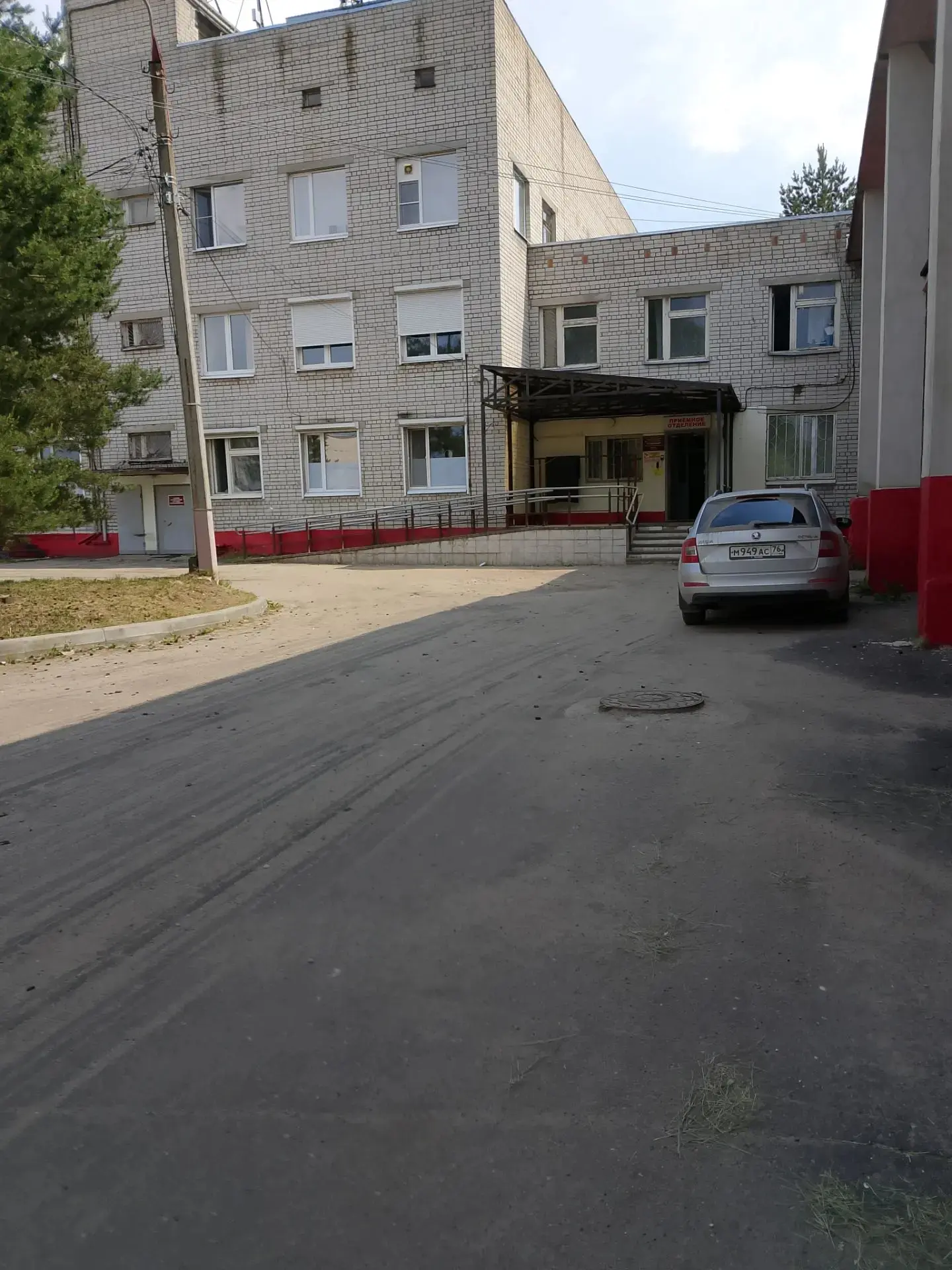 Добрый вечер! Вокруг больницы по адресу: ул. Маяковская, 61, корп. 2, не установлено ни одной лавочк