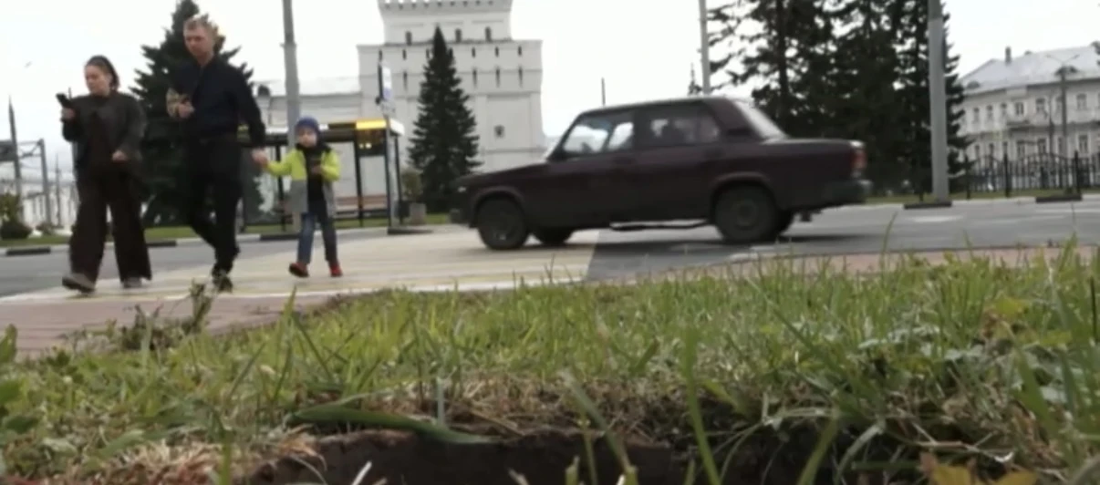 🚧 Ямы на тротуарах Ярославля: пешеходы предупреждают об опасности
