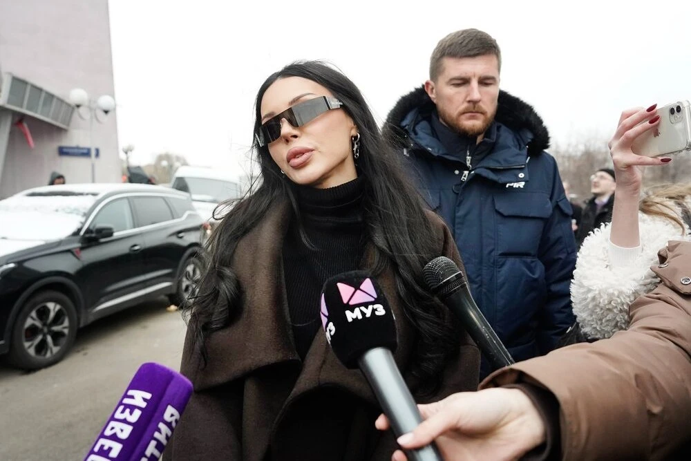 'Заниматься детьми, конечно, никто не собирался': Оксана Самойлова покинула Россию