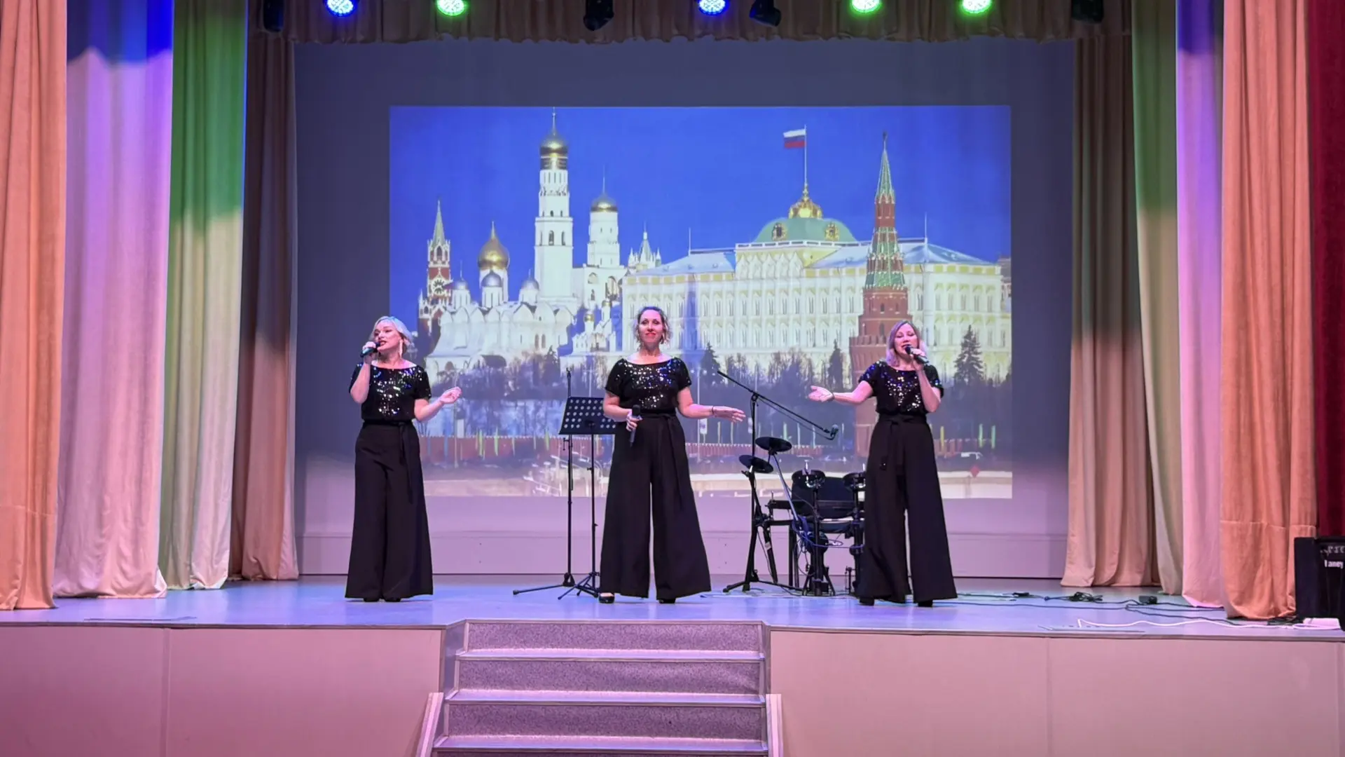 «Россия – Родина моя»: праздничный концерт в Доме культуры села Варваровка