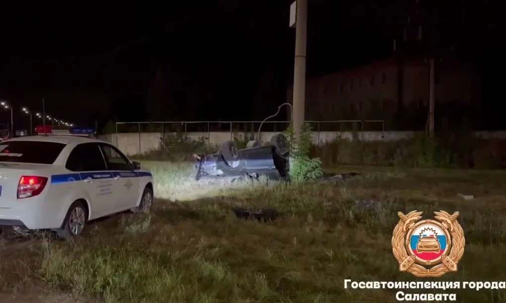 🤯 НОЧНОЙ ПОЛЕТ БЕЗ ПРАВ: В САЛАВАТЕ «БМВ» УЛЕТЕЛА С ДОРОГИ И ПЕРЕВЕРНУЛАСЬ! В Салавате...