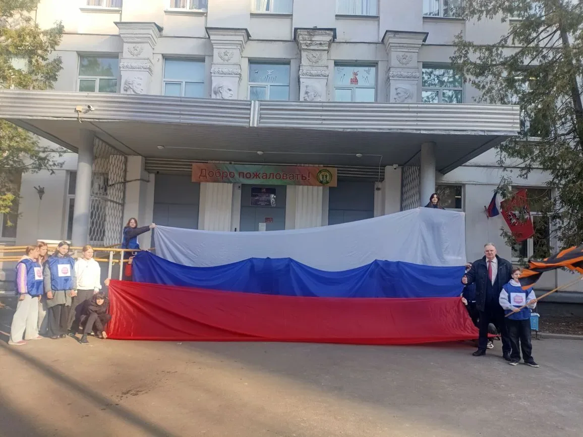 🚩 10 лет на страже порядка   🇷🇺 Сегодня, в день 10-летия образования Росгвардии России наши школьник