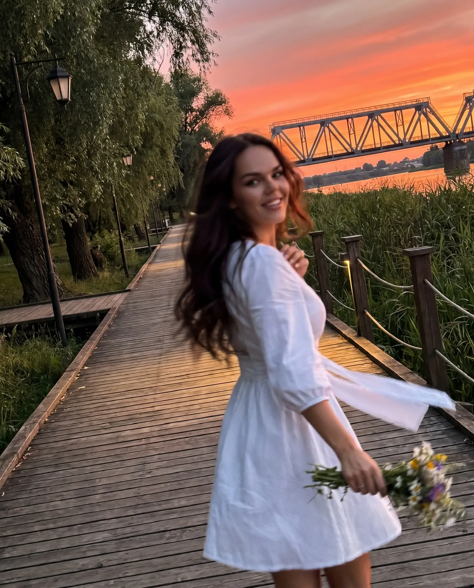 С исходного фото взять ТОЛЬКО лицо: черты, пропорции, асимметрию, цвет волос, оттенок к...