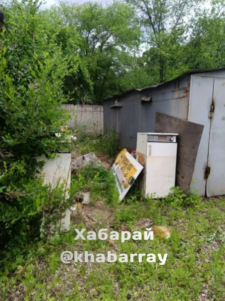 Свалка выросла у гаражей