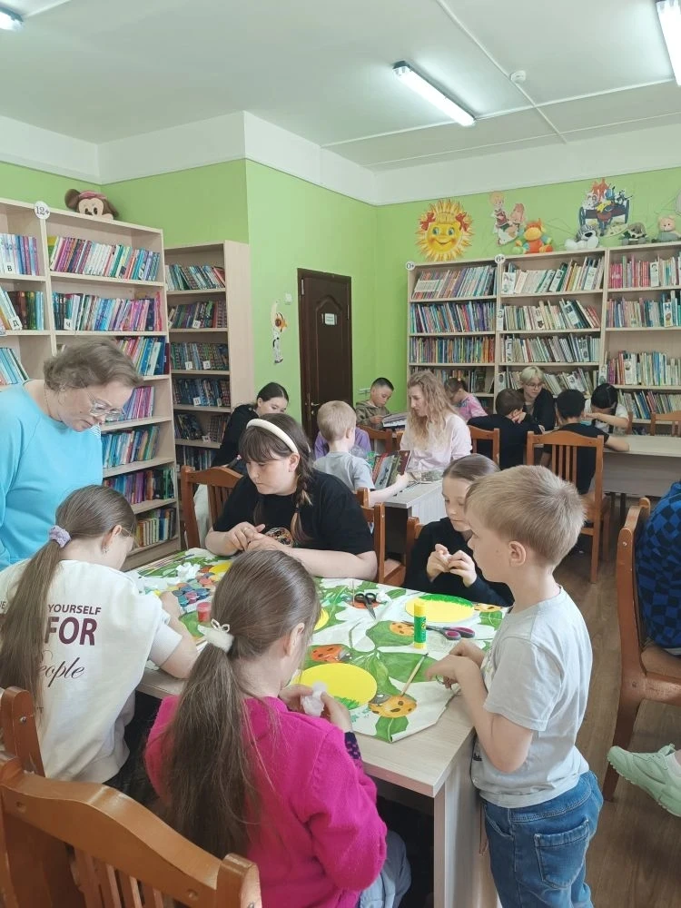 📚 «Солнышко» в детской библиотеке: журавли и настольные игры

Сегодня воспитанники лагеря «Солнышко