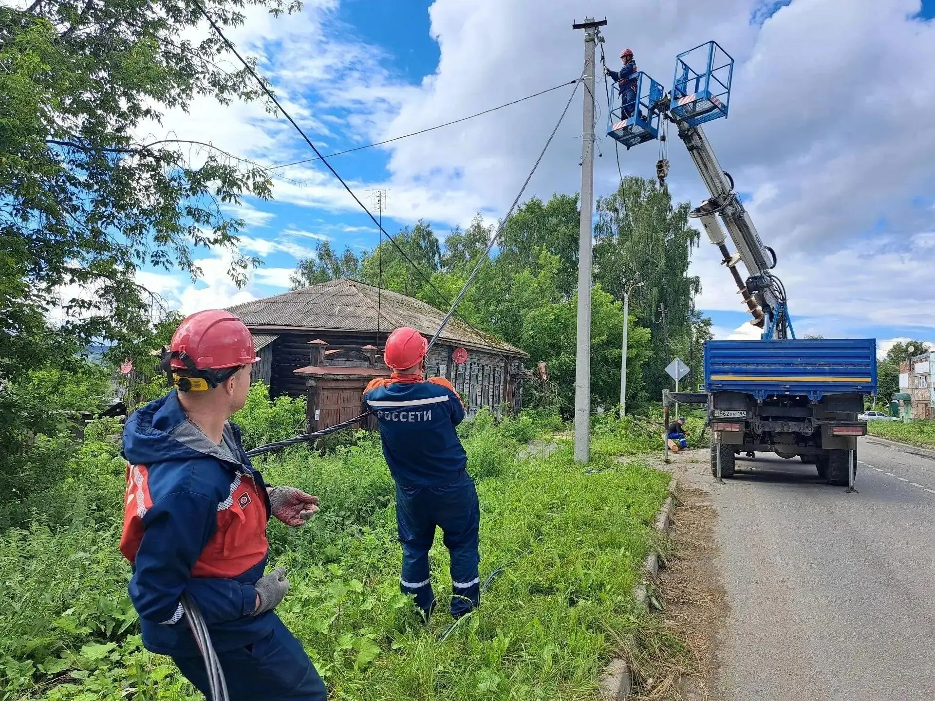 ⚡️ В Кушве продолжаются работы по восстановлению электросетевой инфраструктуры.