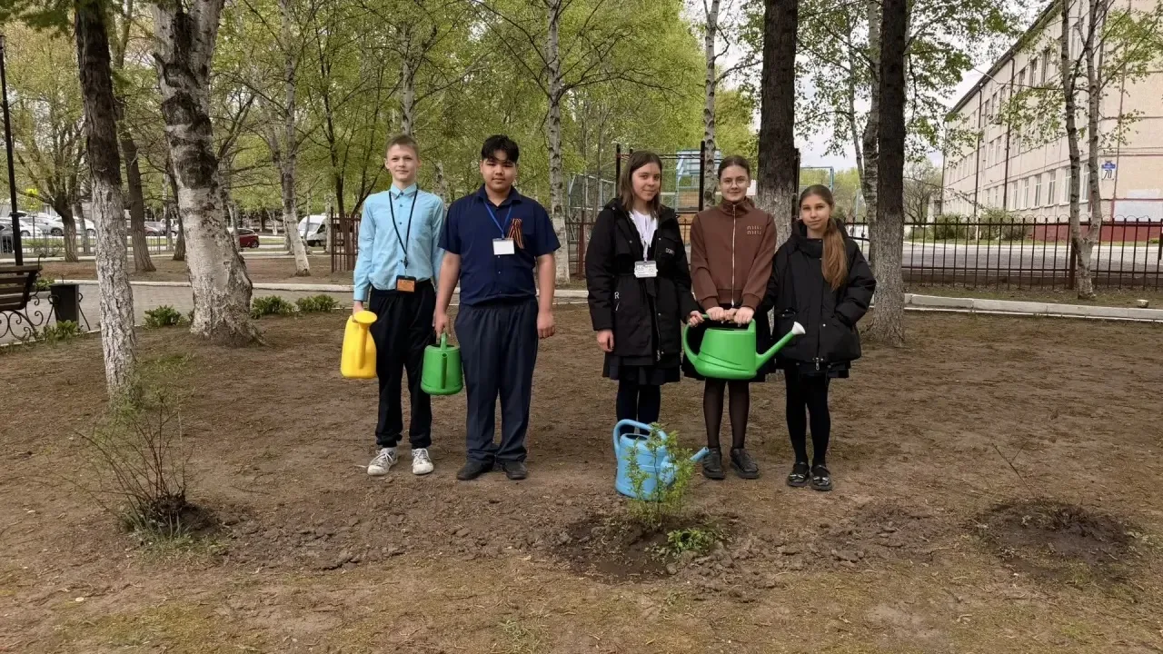 Наш вклад в зелёное будущее! 🌿 В честь Дня Экологии – озеленяем школьную территорию! Сегодня, в чест