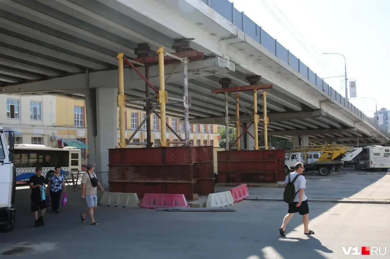 Комсомольский мост начали ремонтировать.