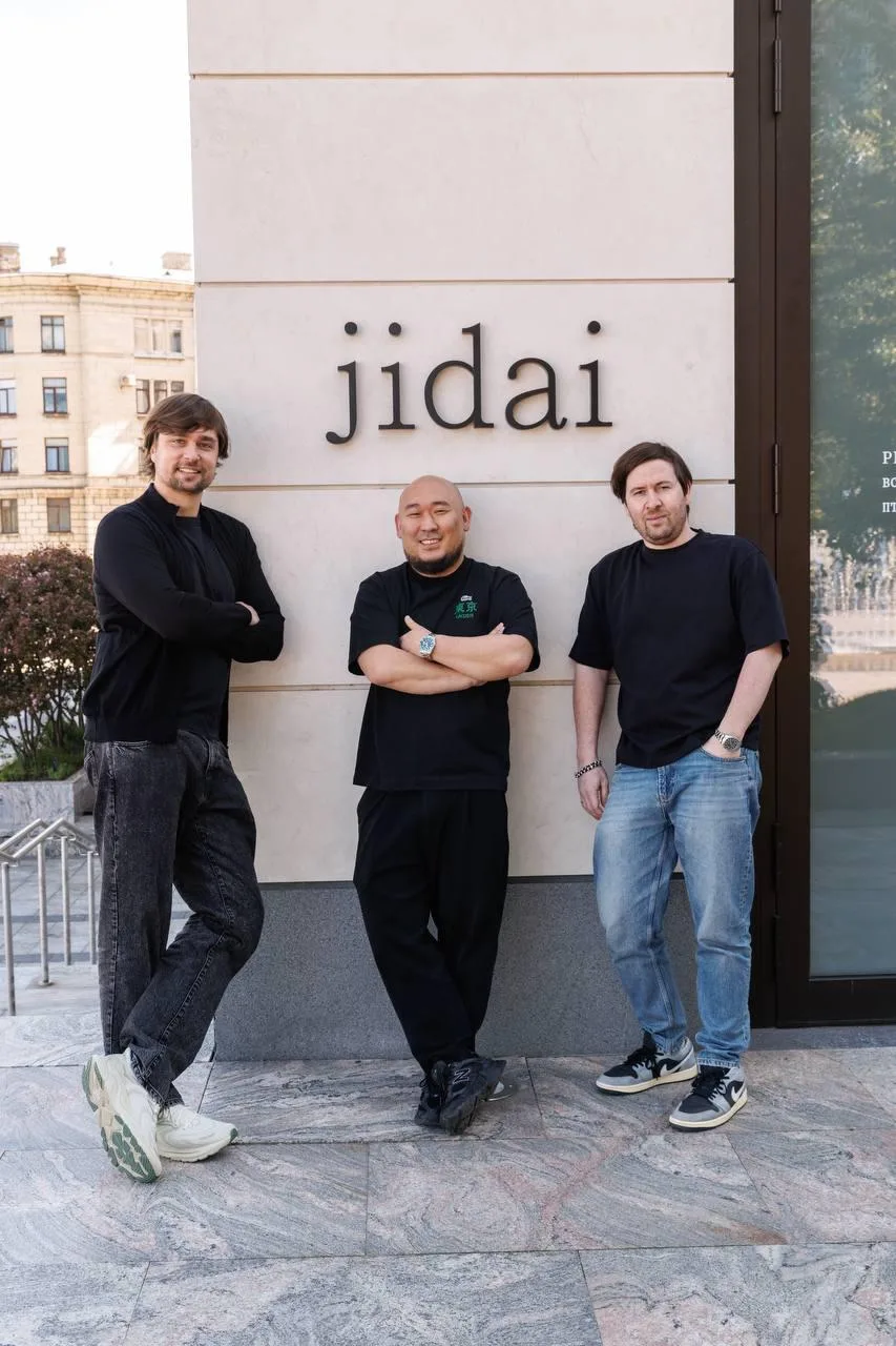 В Петербурге открылся Jidai — новый японский ресторан от команды Meat Coin. Проект объединил два фор