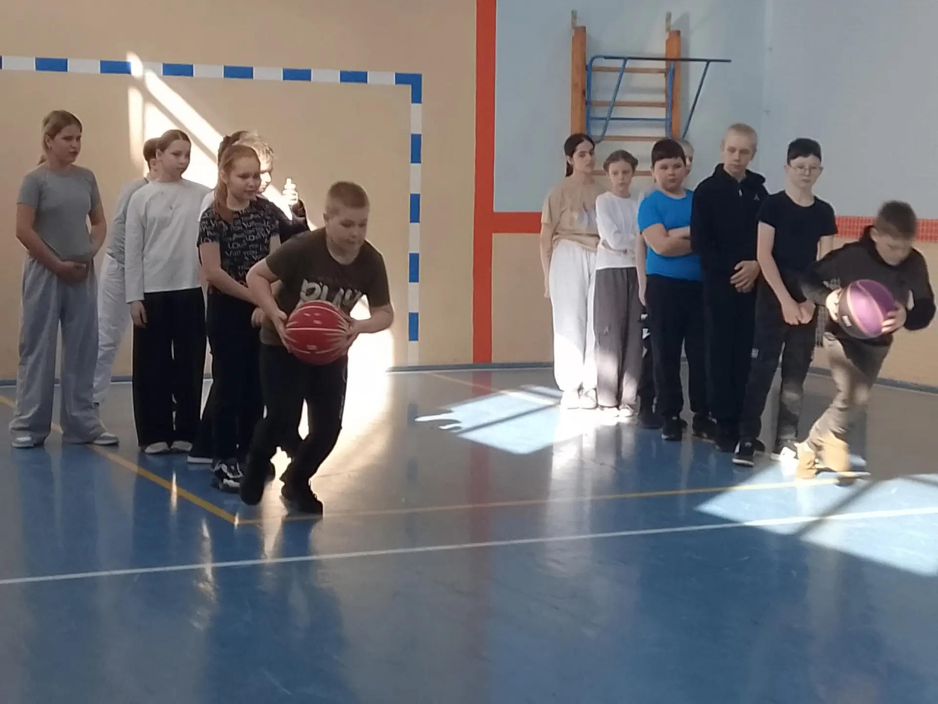 Сегодня урок физкультуры в 5 классе прошёл в форме соревнований "Весёлые старты" и был ...