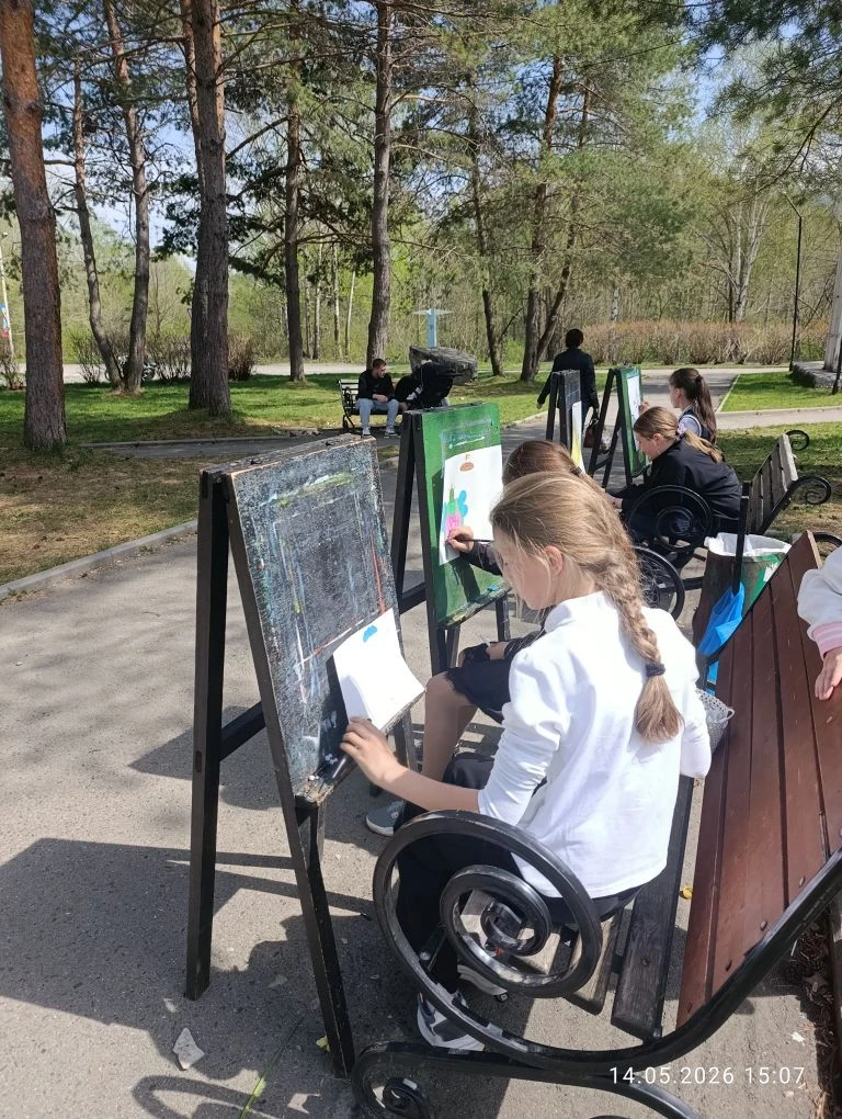 В детской школе искусств пгт. Восток стартовали пленэрные занятия — юные художники с ра...