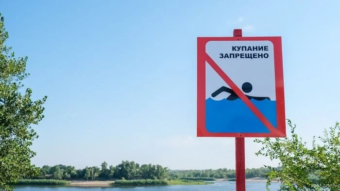 В Омской области вводят штрафы за купание детей без присмотра и снос знаков на пляжах.
