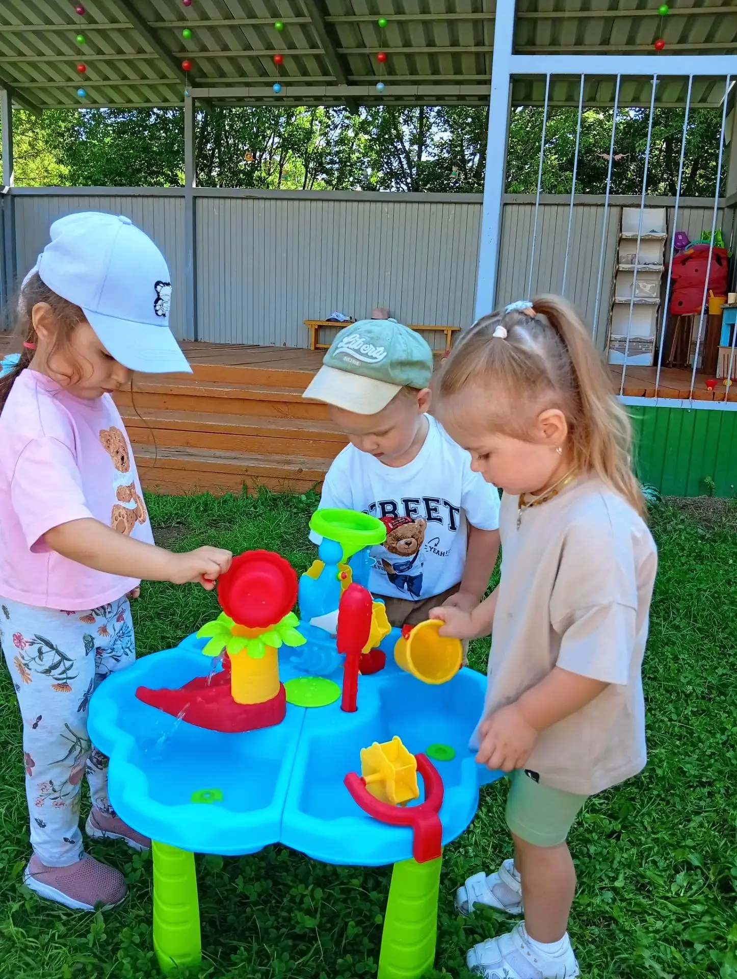 «Игры с водой летом» ☀️  

Лето в этом году очень дождливое. И наконец‑то воспитанники 1‑й младшей г