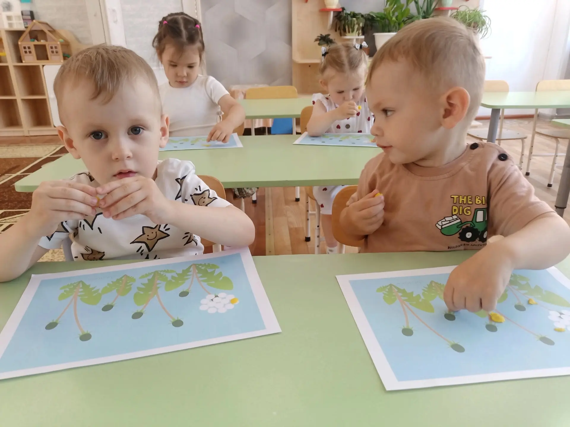 👧 Малыши из второй группы раннего возраста сделали пластилиновые заплатки для одуванчиков 🤗. 

👧М