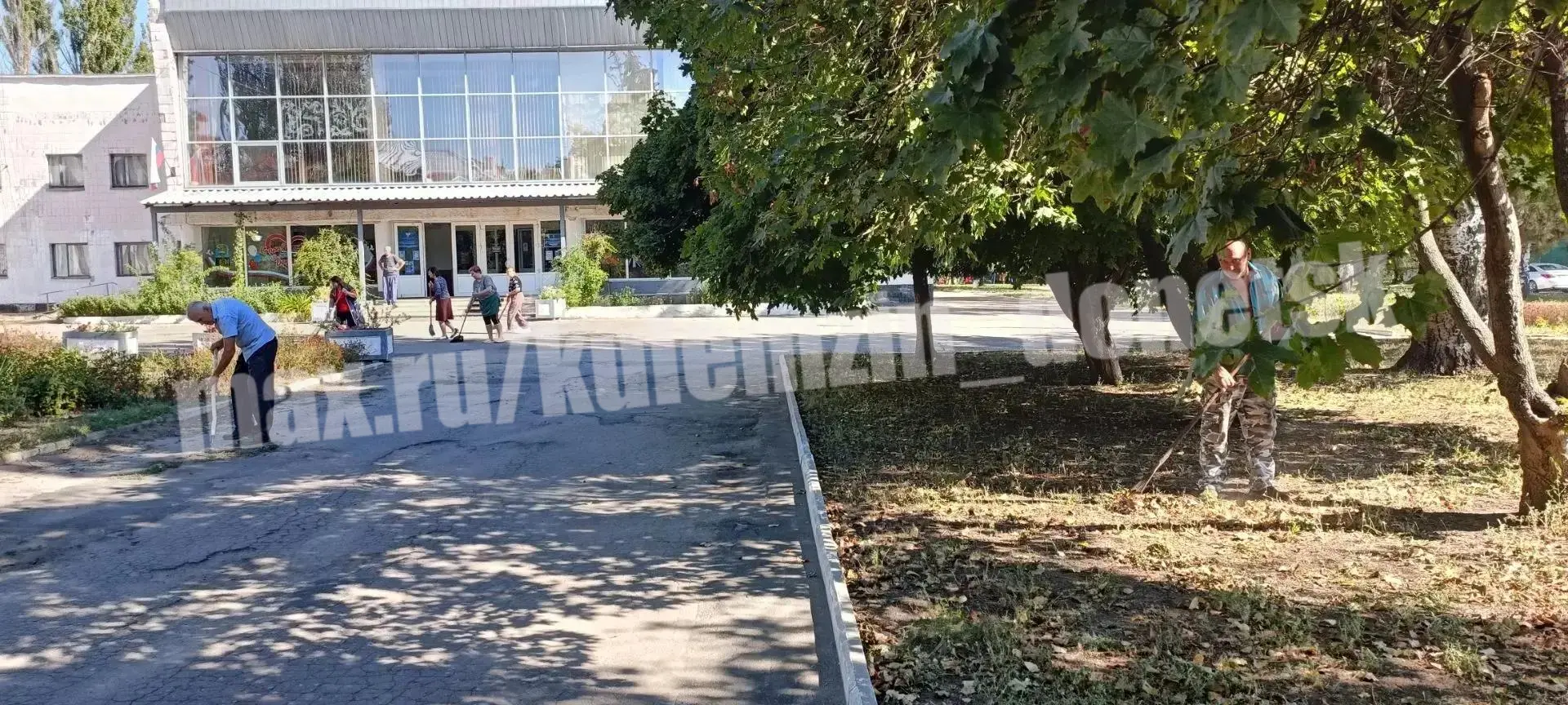 📌 Сотрудники учреждений спорта и культуры приняли участие в акции «Чистый четверг».