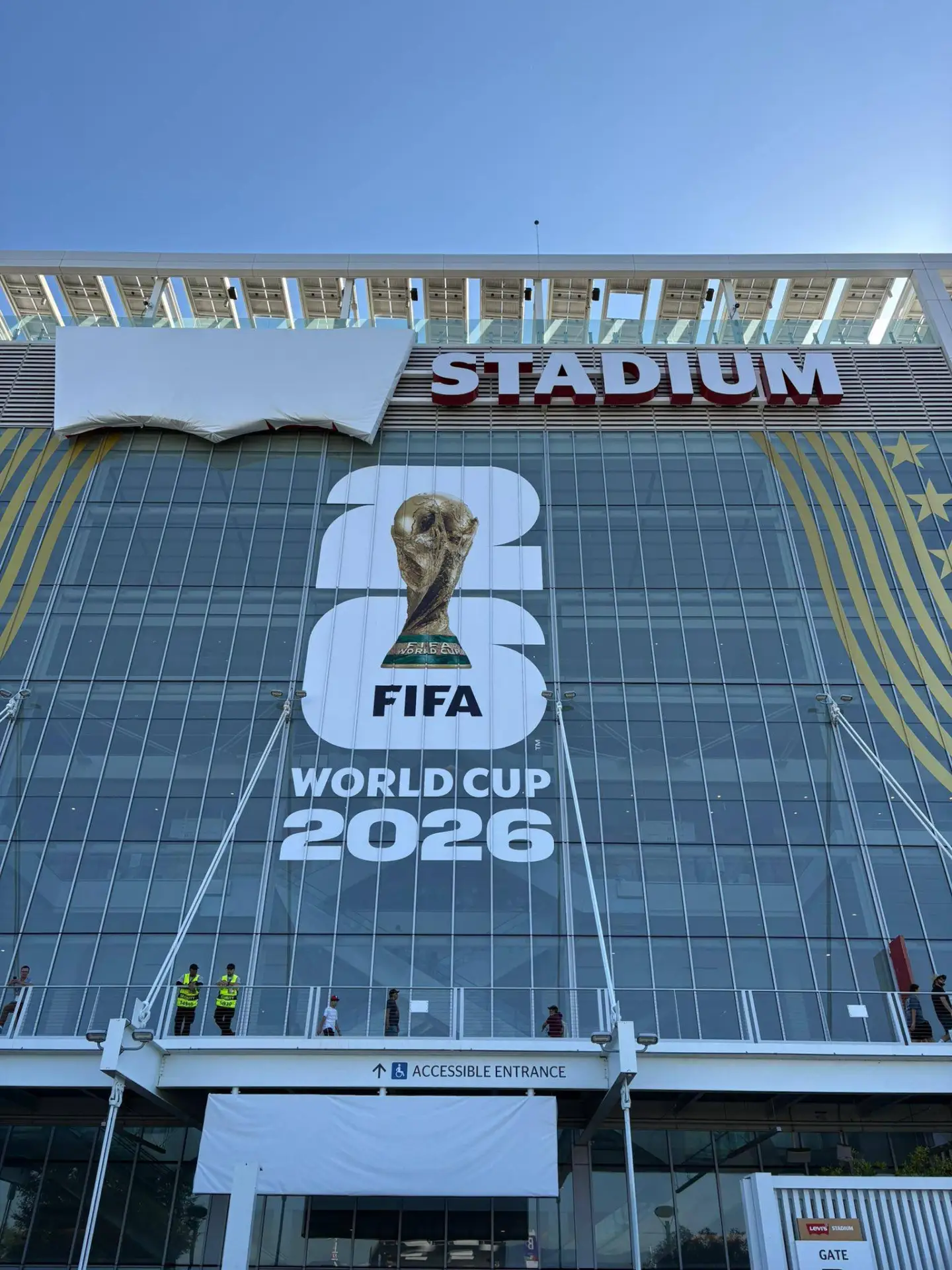 Во время ЧМ FIFA требует СКРЫВАТЬ бренды, любые буквы и лого компаний, которые не являются спонсорам