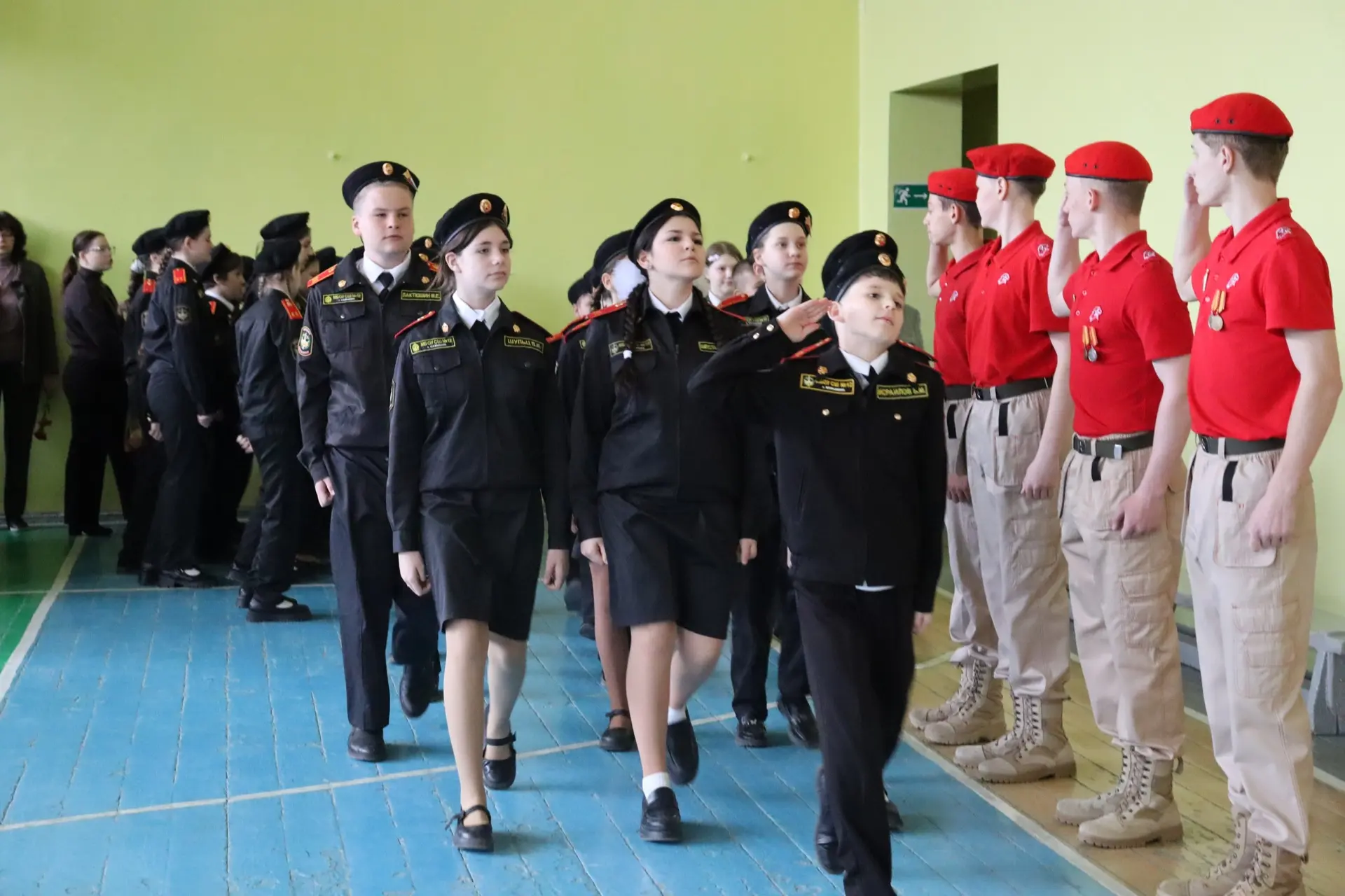 Понедельник — время старта!  🇷🇺 Учебная неделя апреля в нашей школе традиционно открылась торжествен
