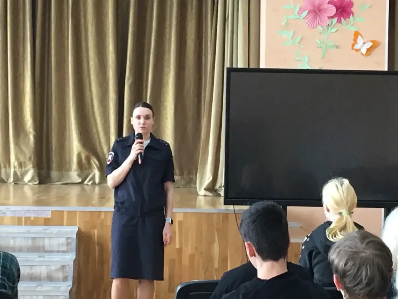 Беседа инспектора ГИБДД с учениками о правилах дорожного движения.  В школе с учениками состоялась в
