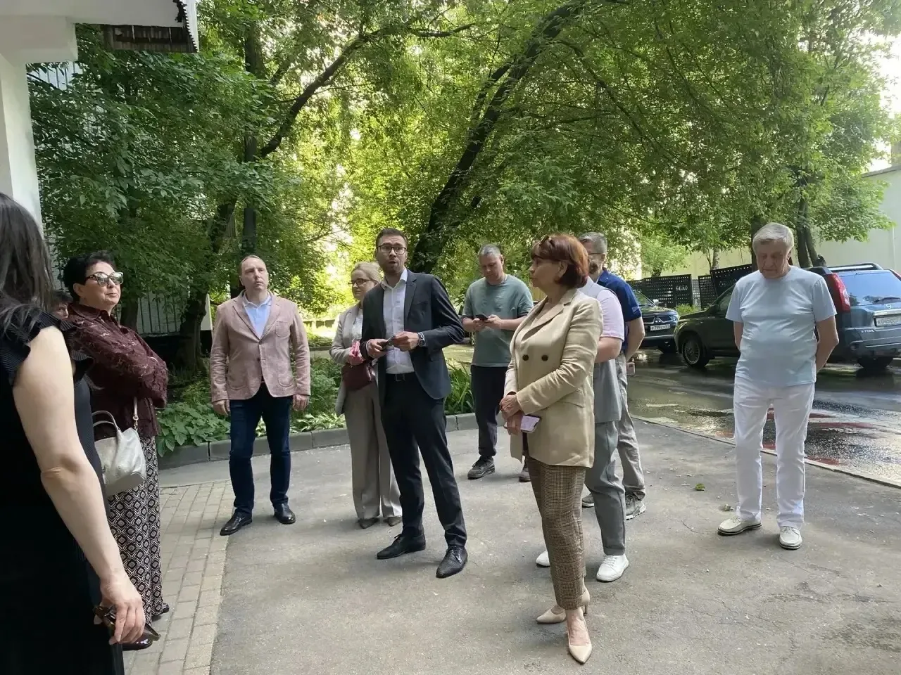Заместитель главы управы Мутков Дмитрий Радославович совместно с представителями ГБУ «Ж...