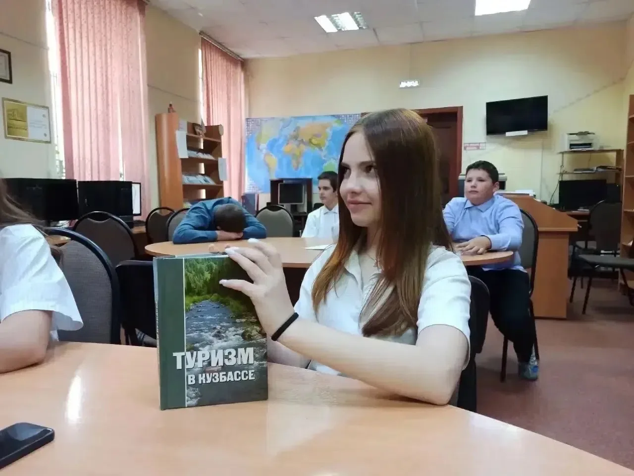 🎉 В честь Всемирного дня туризма,  7Б посетил Библиотеку им. В. М. Мазаева! 📚