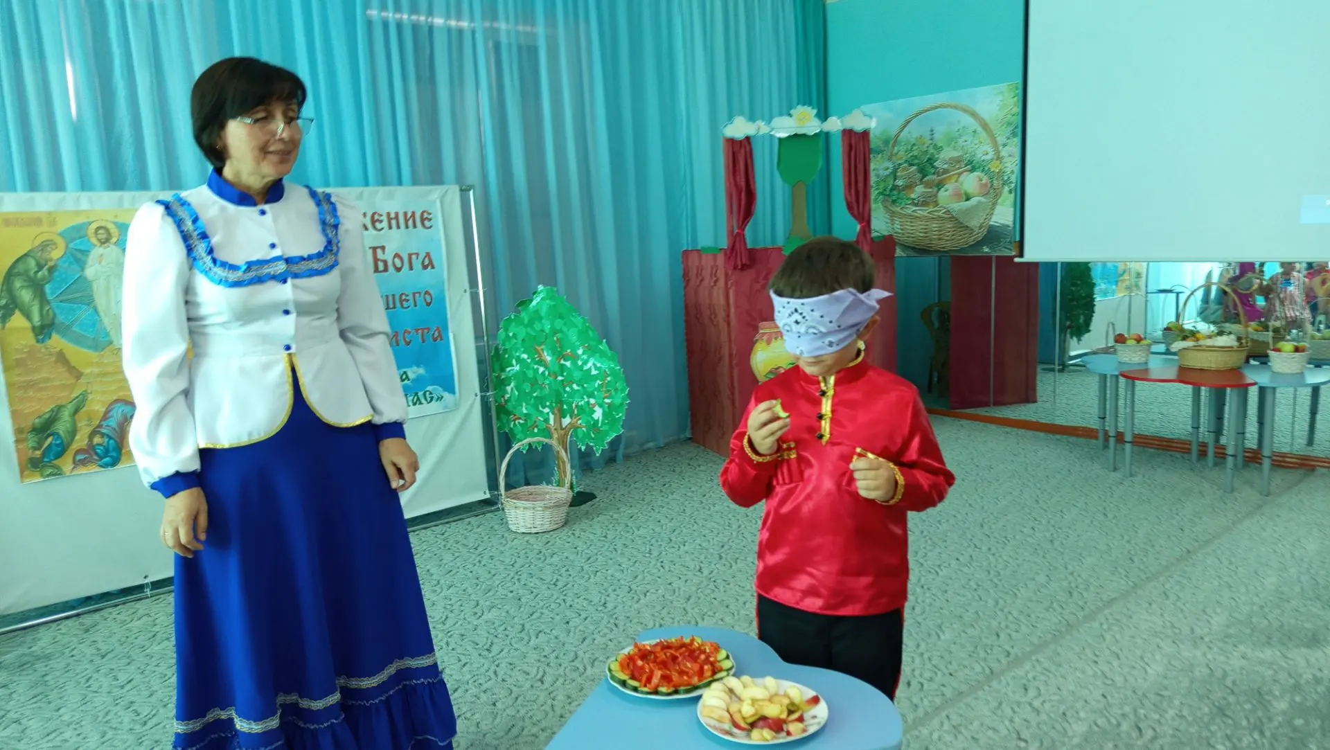 С удовольствием дети участвовали в игре "Угадай на вкус"! Им предлагалось попробовать: ...