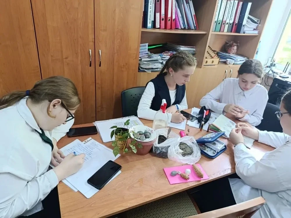 На нашем занятии "Юный биолог",мы проводили практические работы по теме: Царство Животные и Царство 