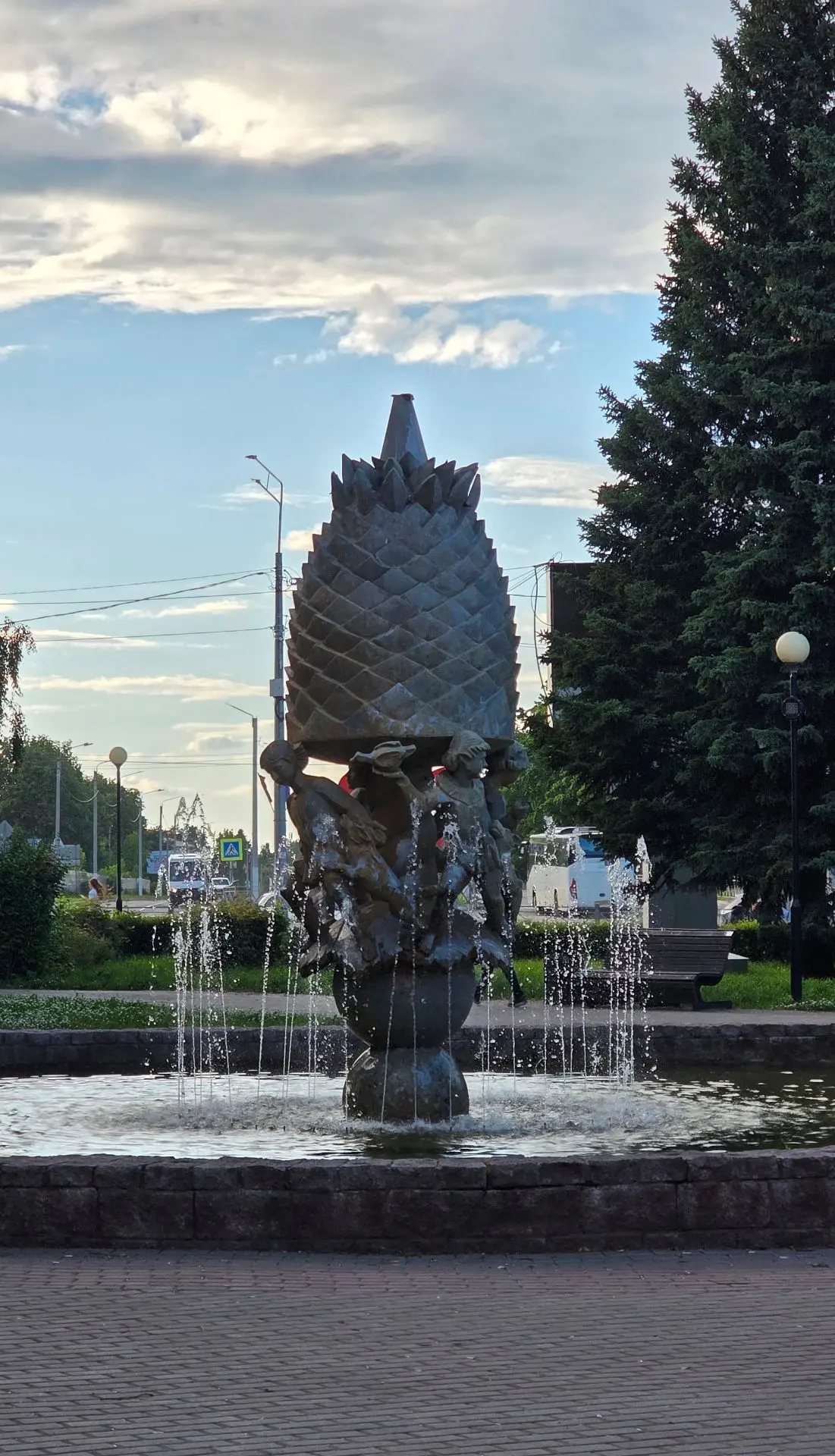 В знойные летние дни многие жители города ищут спасения от жары вблизи городских фонтанов. Купание в