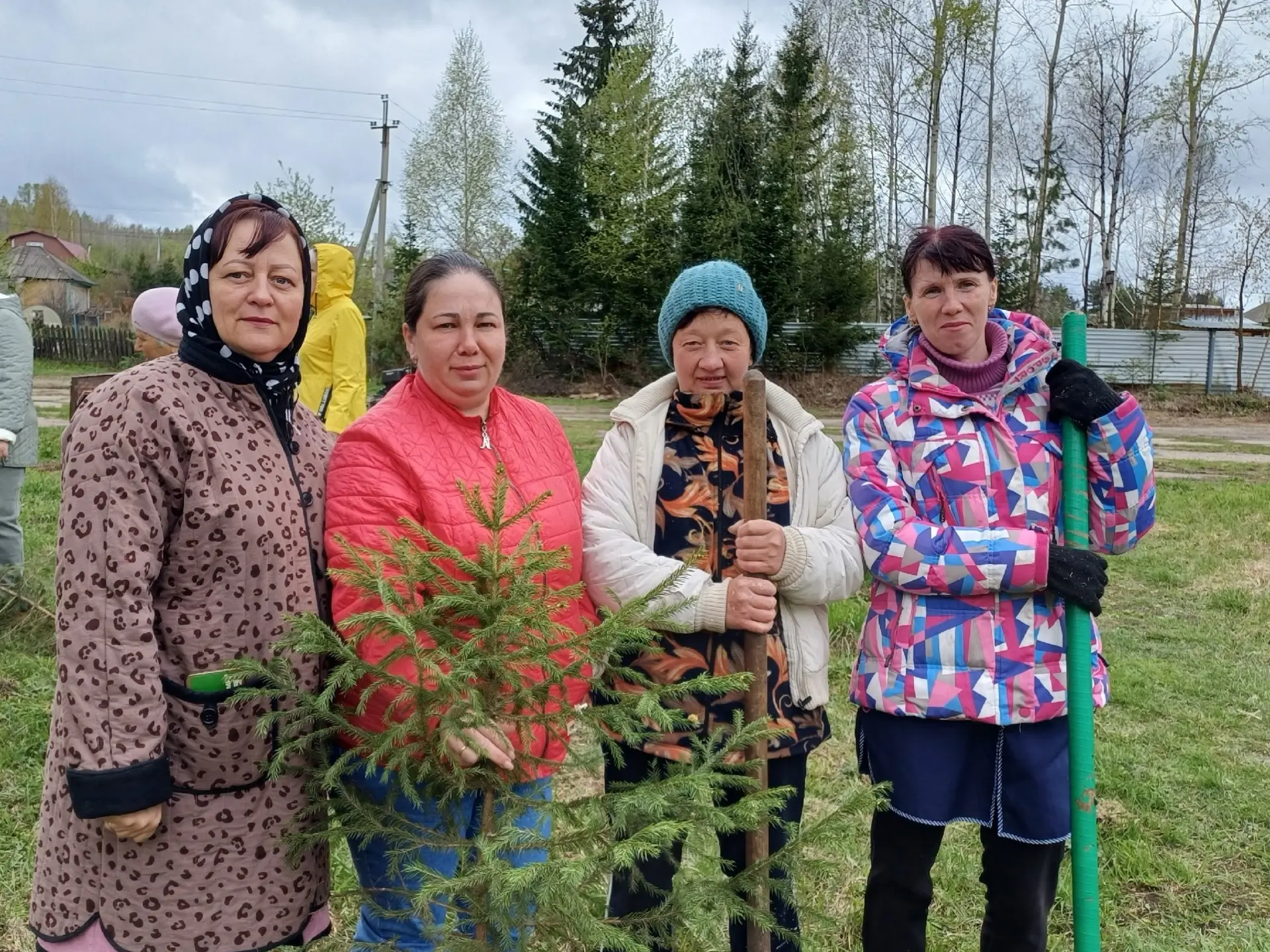 В парке «Юбилейный» посёлка Рудничный провели мероприятие, приуроченное ко Всероссийскому дню посадк