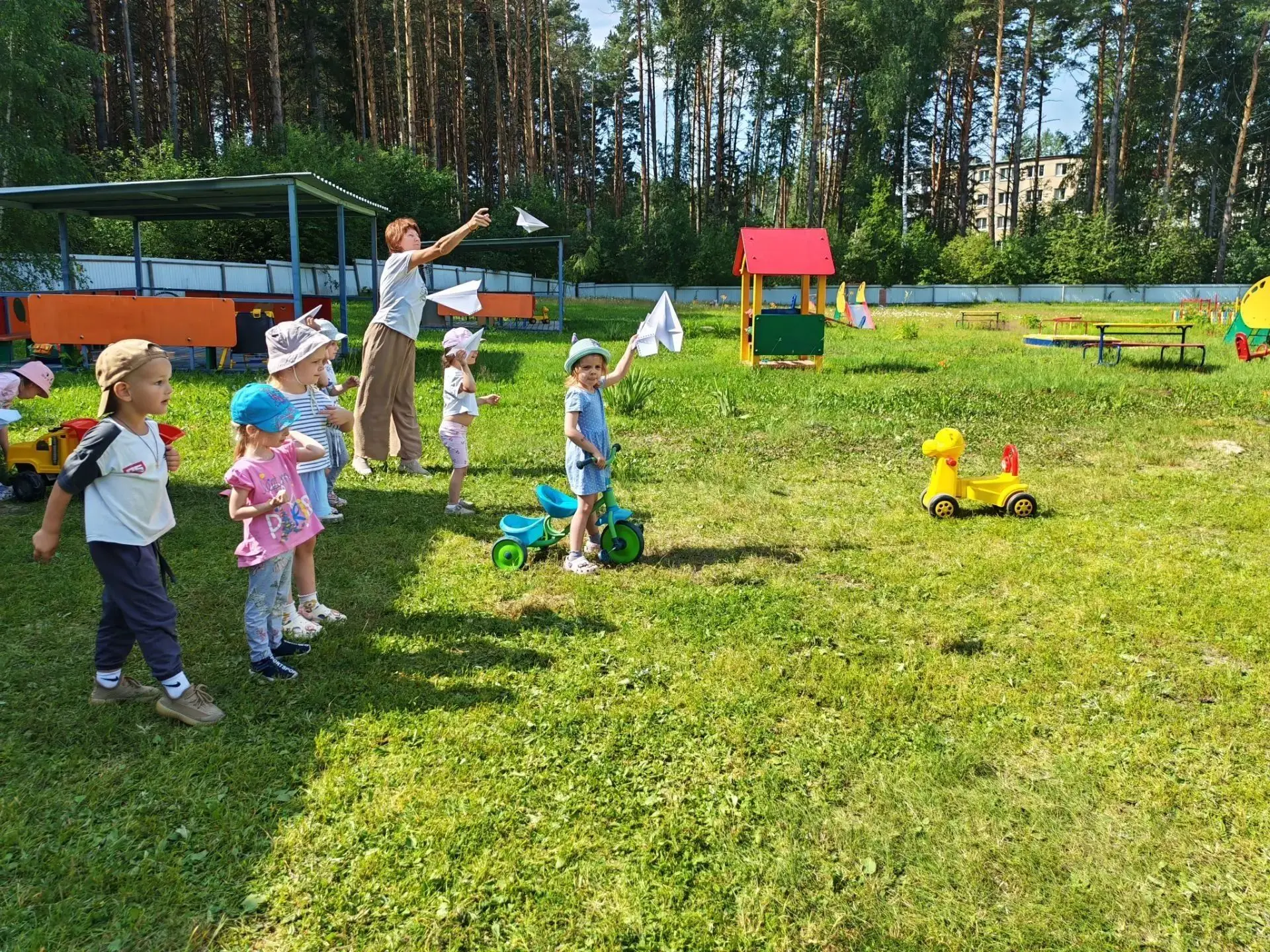 Обычная прогулка для групп «Теремок» и «Цветик-семицветик» превратилась в захватывающую игру. Вместе