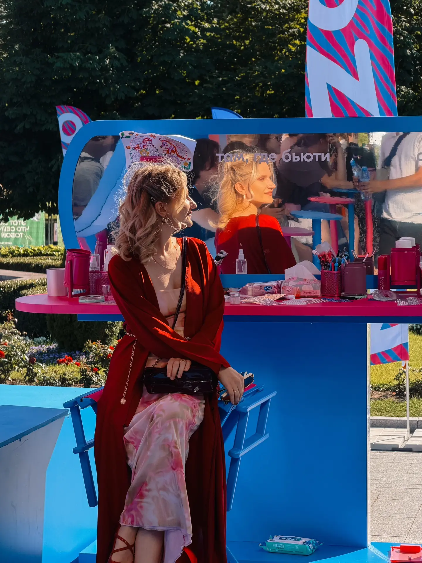 Ближе к вечеру у нас появилась одна мысль - кажется, мы попали на VK Ozon Fest.

Стенды, гигантские 