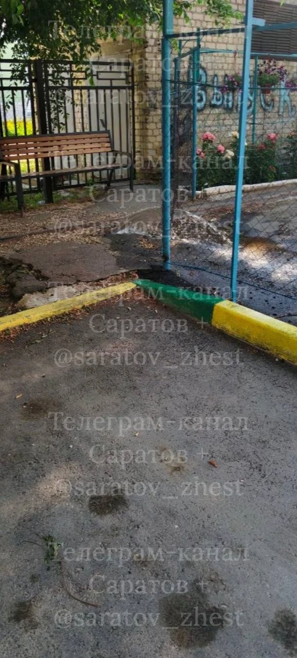 Около школы №103 из асфальта бьет фонтанчик 💦