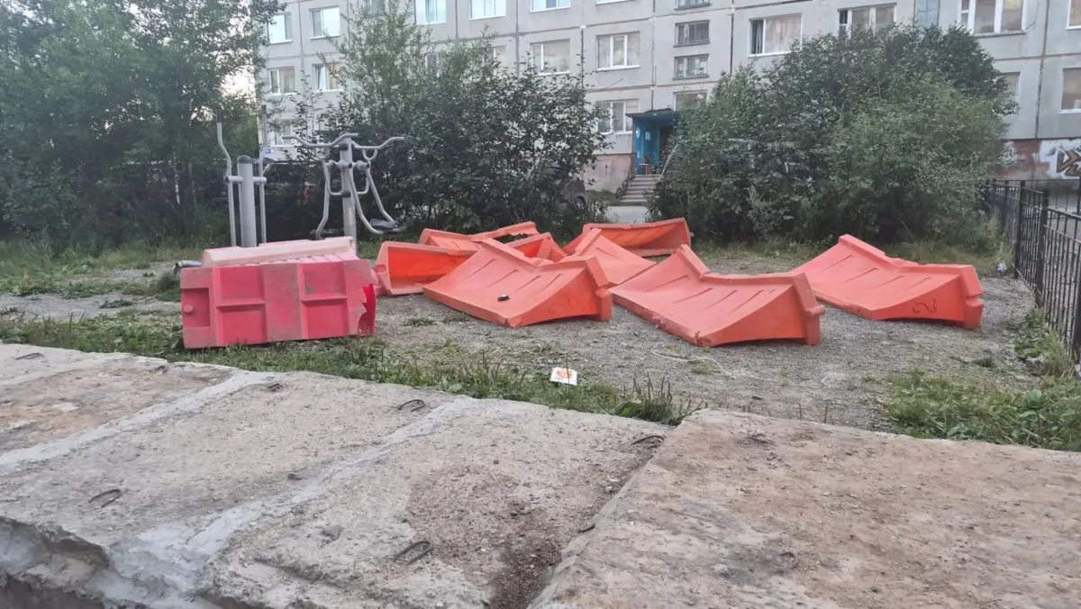 Уже как недели три назад закончились работы по замене труб в теплотрассе, красные эти п...