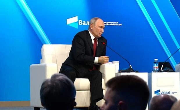 Президент РФ Владимир Путин на пленарной сессии международного дискуссионного клуба «Ва...