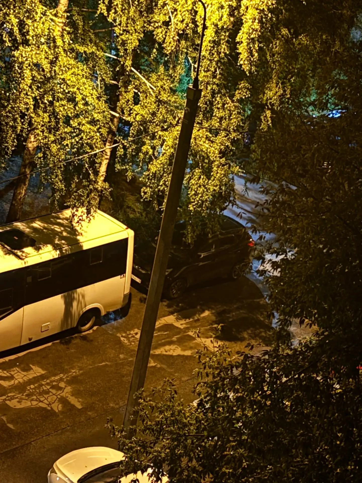 Владелец хендэ вроде, черная, в вас 2 раза въехал авто Киа Сид светло-серая, отъезжая назад, в 1.30 