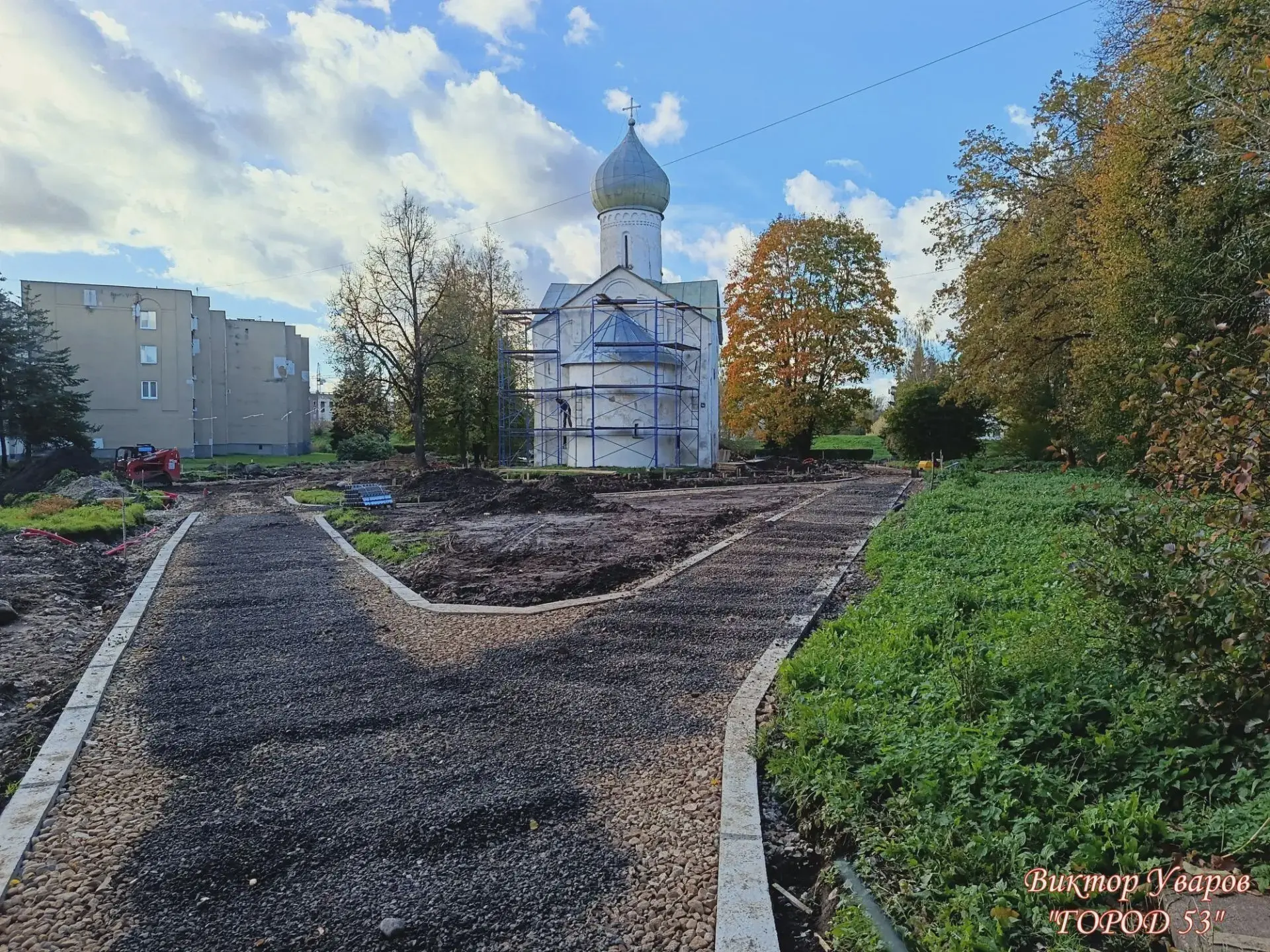 Сквер у церкви Двенадцати Апостолов приводят в порядок