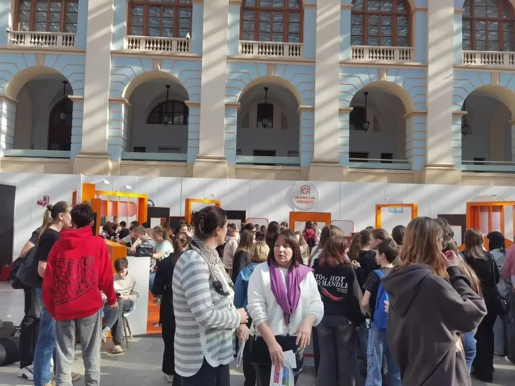 Ученики 9 классов посетили форум колледжей!  🏛️ Мероприятие прошло в Гостином дворе и включало насыщ