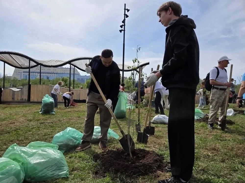 Почти 150 саженцев деревьев высадили сургутяне 🌱

В Сургуте продолжается череда субботников по озел