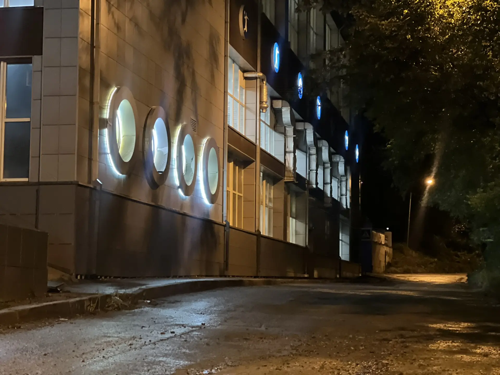 Сегодня специалисты АО «ВПЭС» провели аварийно-восстановительные работы на тепловых сет...