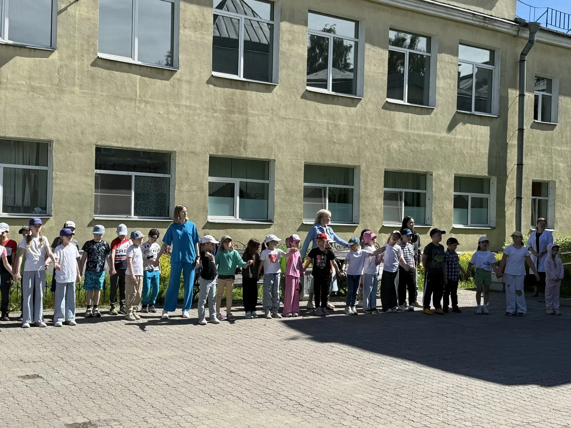 🎉 Сегодня в лагере «Мечта» прошла торжественная линейка, посвящённая Дню России! 🇷🇺

Ребята с гор