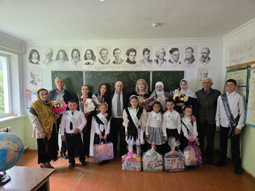 Вот и прозвенел "Последний звонок" ,такое ответственное право было представлено ученице...