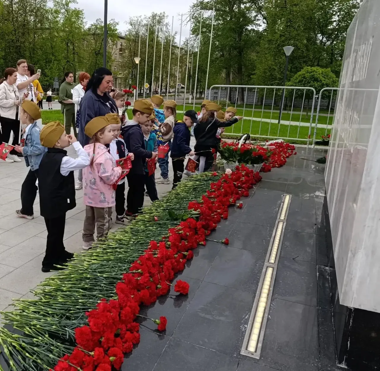 Воспитанники дошкольного отделения возложили цветы к вечному огню, памяти павших в Великой Отечестве