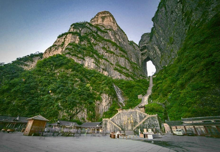 Гора Тяньмэнь, Китай 🇨🇳  🔹 Тяньмэнь или Тяньмэньшань - гора, расположенная неподалеку от города и па