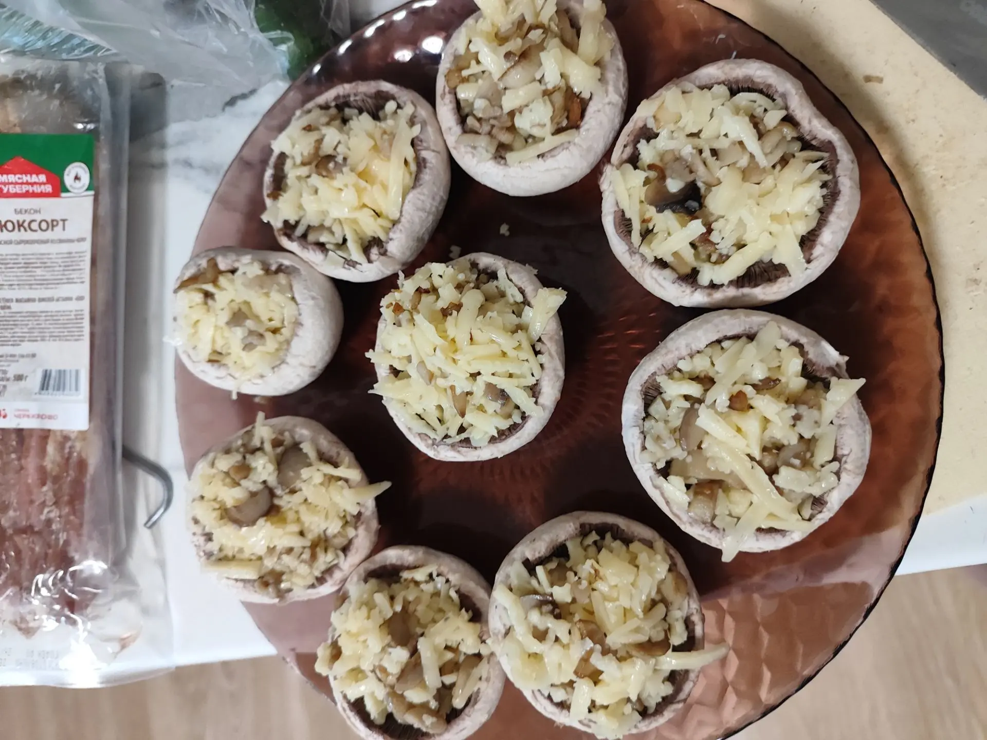 Рецепт фаршированных шампиньонов  с беконом. 😋