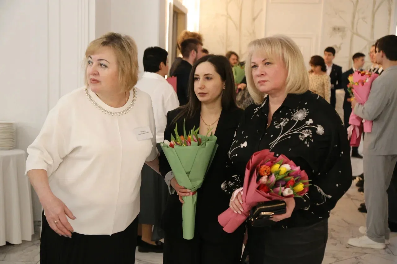 Встретился с вдовами и матерями наших героев — военнослужащих, погибших при исполнении воинского дол