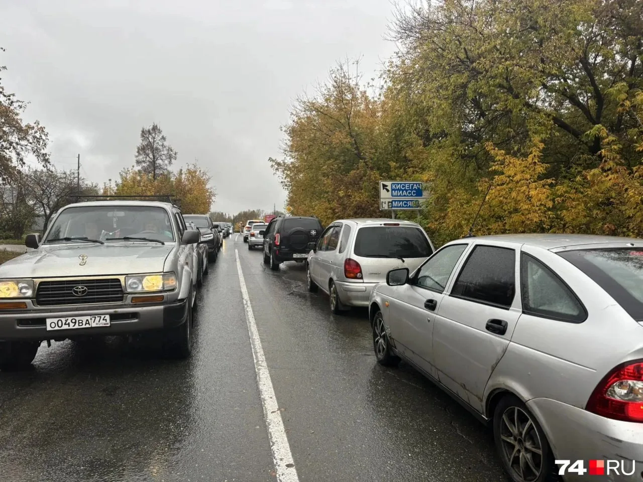 Также местные сообщают, что проезд через Чебаркульский железнодорожный переезд сейчас з...