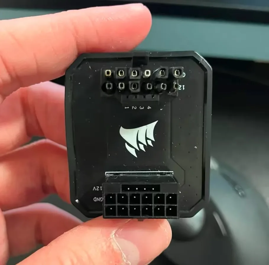 Адаптер питания Corsair GPU Power Bridge, призванный уберечь 16-контактный разъем от оплавления, рас