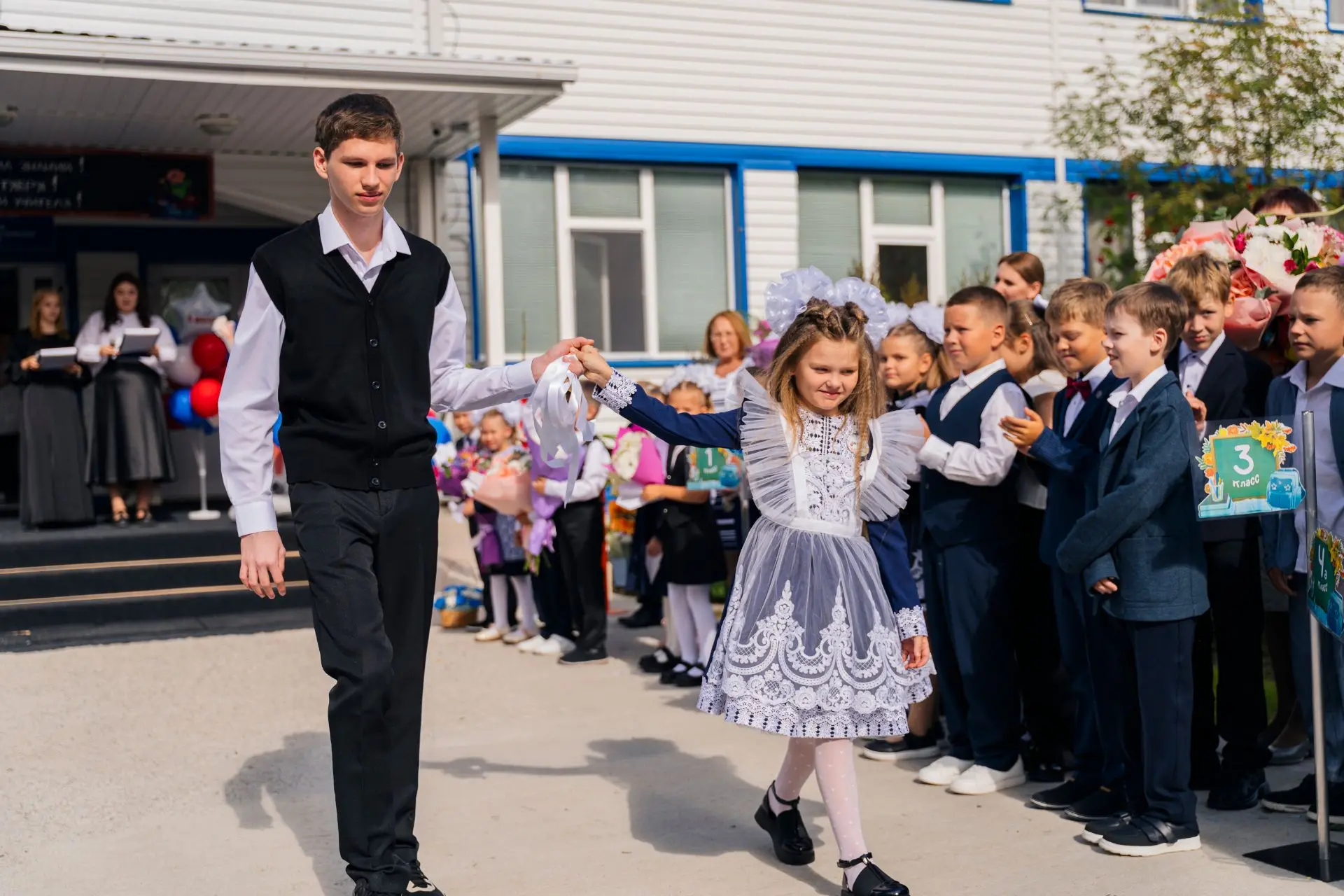 Дорогие школьники, уважаемые педагоги и родители! Поздравляю вас с Днем знаний!