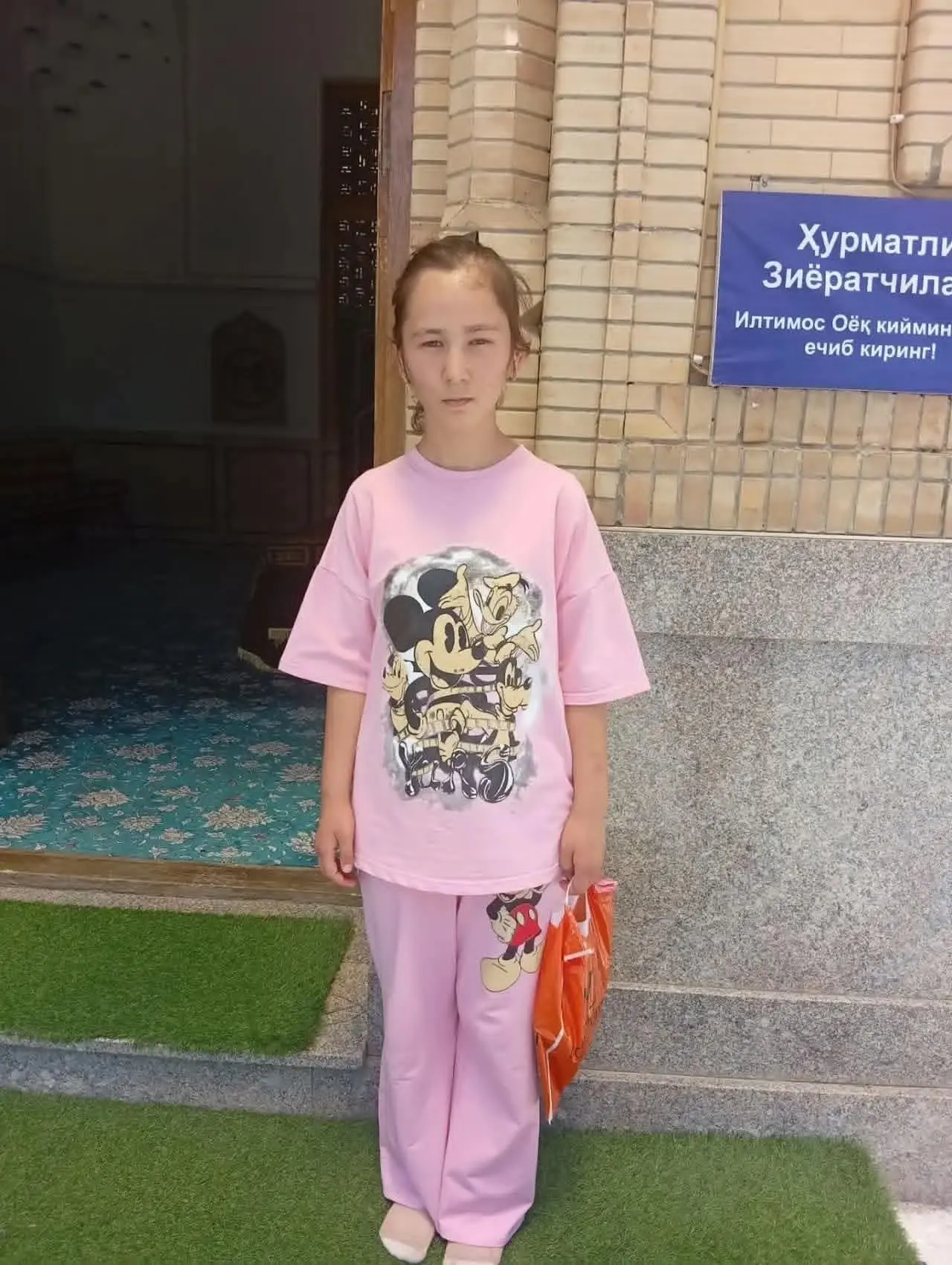 ПРОПАЛ РЕБЕНОК! Интизор, 15 лет. Рост 150 см, голубые глаза. Была одета: розовая футбол...