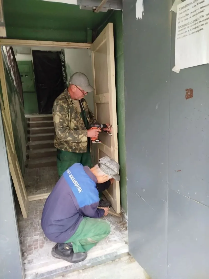 🚪 Установка дверного блока 
 
На обслуживании нашей управляющей компании находятся дома, которым уж